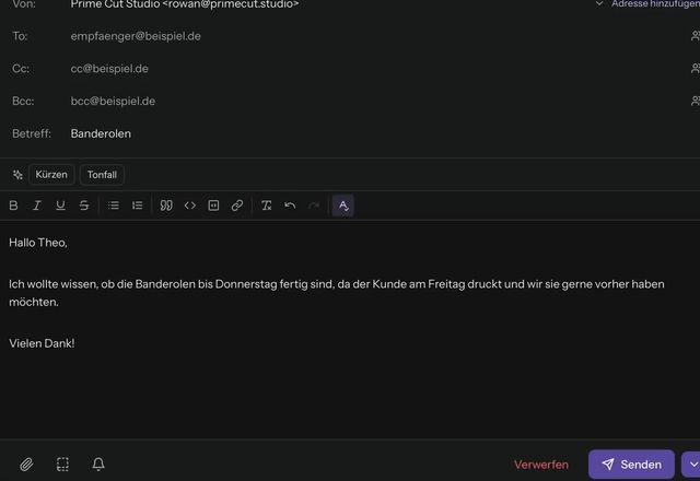 Ein grober Absatz steht in einer neuen Nachricht, Kürzen wird gedrückt, ein Prüfdialog zeigt, dass der Text an Dieses Gerät gesendet wird, und die auf dem Gerät erzeugte Neufassung ersetzt den Entwurf. · Reviewed for MailVault version 2.20.0