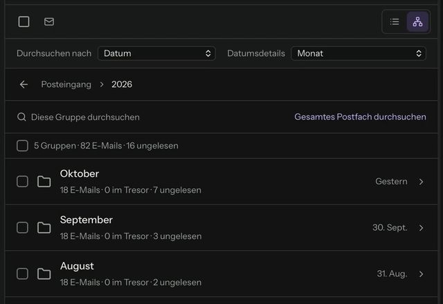 Die Nachrichtenliste wird auf Explorer umgestellt. Die E-Mails sind nach Jahr gruppiert, und ein Jahr öffnet sich in seine Monate. · Reviewed for MailVault version 2.20.0