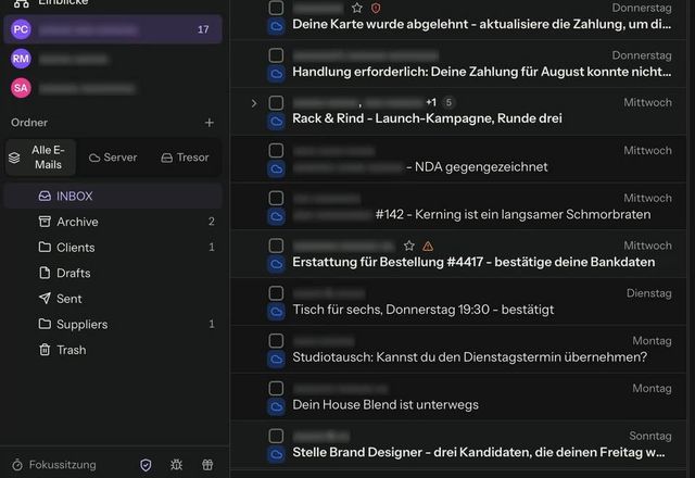 Der Schild-Button in der Seitenleiste wird gedrückt, und die Absender- und Kontonamen in der Nachrichtenliste werden unscharf. · Reviewed for MailVault version 2.20.0