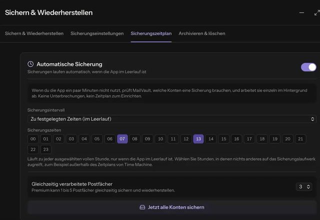 Im Sicherungszeitplan ist das automatische Backup eingeschaltet, die Häufigkeit wird auf Zu festgelegten Zeiten gestellt, und die Uhrzeiten 07, 13 und 22 werden gewählt. · Reviewed for MailVault version 2.20.0