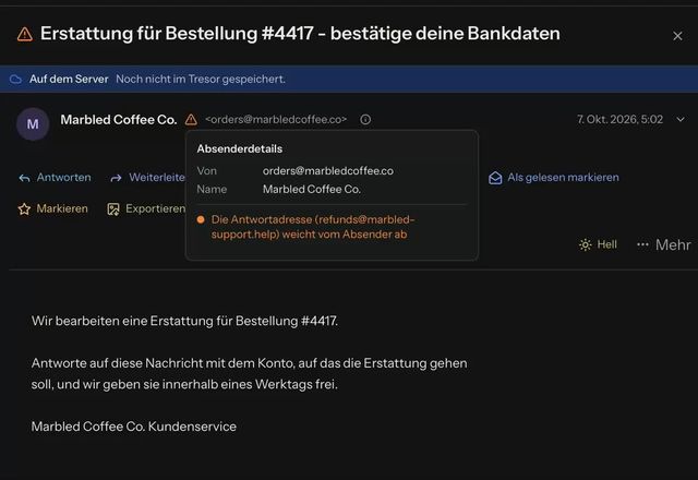 Ein grünes Schild zeigt, dass SPF, DKIM und DMARC für einen Absender bestanden wurden. Bei einer anderen Nachricht warnt ein oranger Hinweis, dass die Antwortadresse vom Absender abweicht. · Reviewed for MailVault version 2.20.0