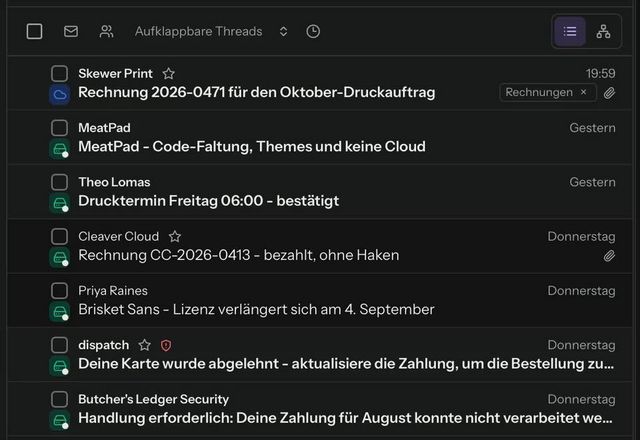 In den Einstellungen zeigt Auto-Tags eine Regel in einfachen Worten. Der Posteingang listet dann ganz oben Rechnung 2026-0471, mit dem Tag Rechnungen in der Zeile. · Reviewed for MailVault version 2.20.0