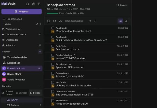 MailVault pregunta ¿Archivar y luego eliminar del servidor?, se hace clic en Archivar y eliminar, el progreso llega a 420 de 420 y la vista Bóveda sigue mostrando los 420 mensajes archivados de 2022. · Reviewed for MailVault version 2.20.0