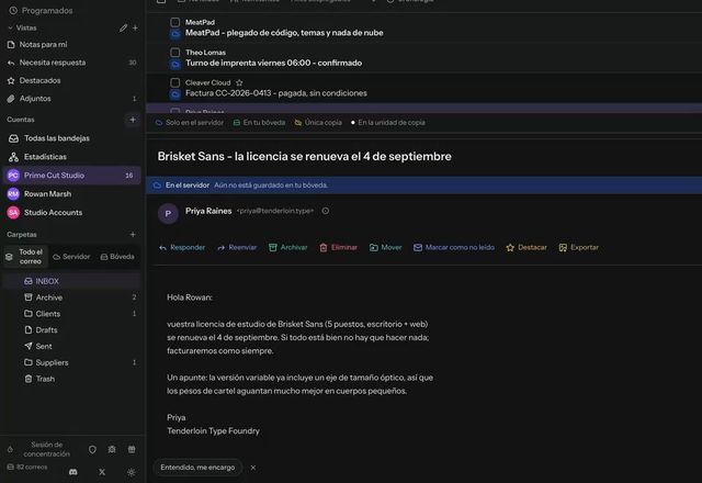 La ventana muestra tres columnas. En Ajustes, Panel de lectura se pone en Debajo de la lista, y el mensaje abierto pasa debajo de la lista de mensajes. · Reviewed for MailVault version 2.20.0