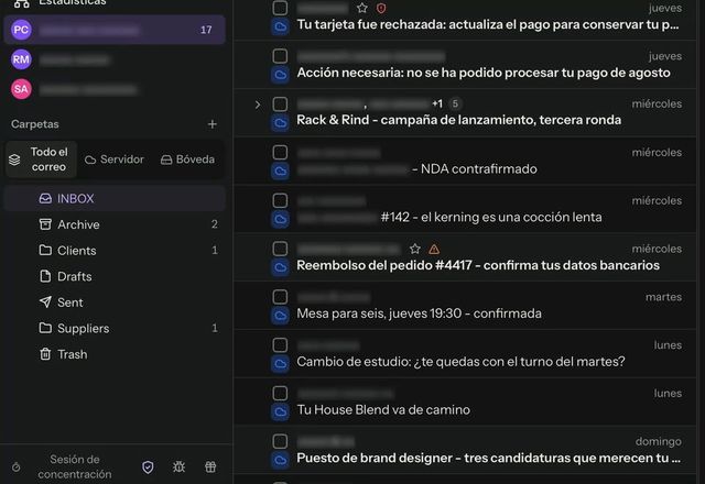 Se pulsa el botón del escudo en la barra lateral y los nombres de remitentes y cuentas de la lista de mensajes se difuminan. · Reviewed for MailVault version 2.20.0