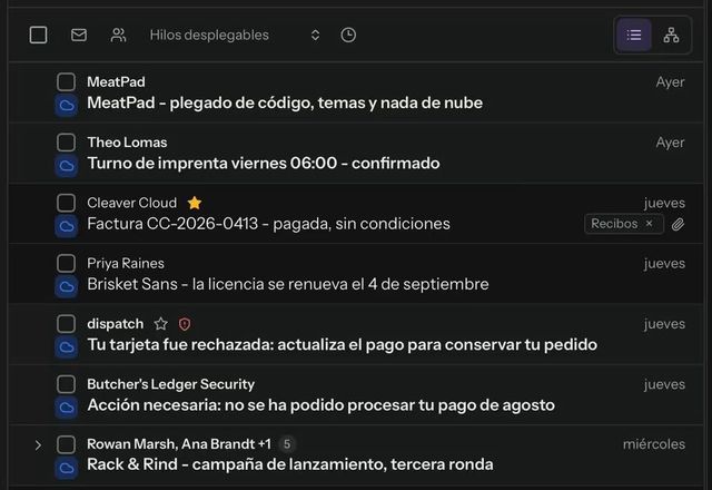 Se hace clic derecho en la fila de un mensaje y alrededor del puntero se abre una rueda radial de acciones. Se elige Destacar y la estrella de la fila se vuelve ámbar. · Reviewed for MailVault version 2.20.0
