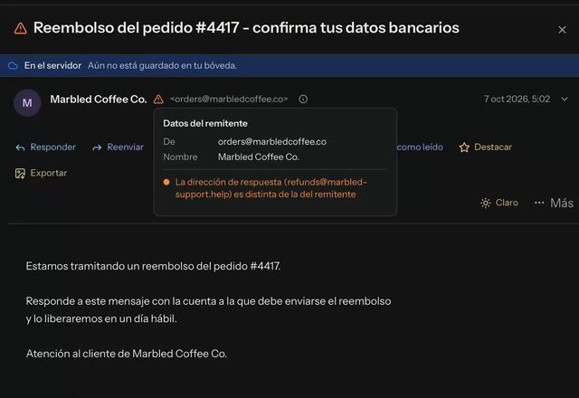 Un escudo verde muestra que SPF, DKIM y DMARC se superaron para un remitente. En otro mensaje, un aviso ámbar dice que la dirección Reply-To es distinta de la del remitente. · Reviewed for MailVault version 2.20.0