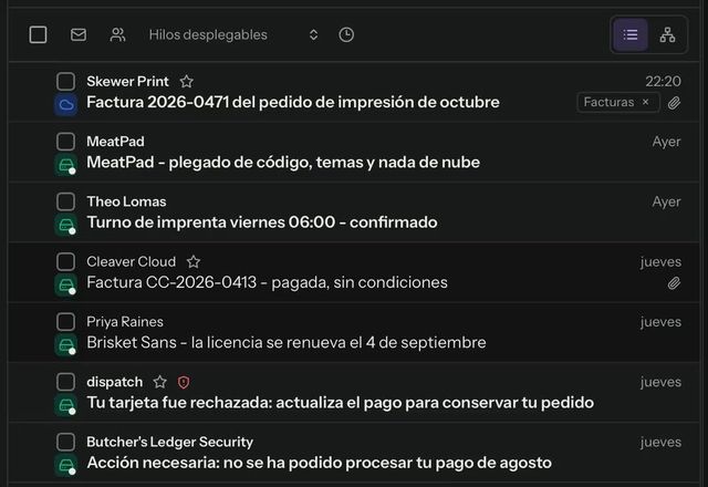 En Ajustes, Etiquetas automáticas muestra una regla escrita con palabras sencillas. La bandeja de entrada lista entonces Factura 2026-0471 arriba, con una etiqueta Facturas en la fila. · Reviewed for MailVault version 2.20.0