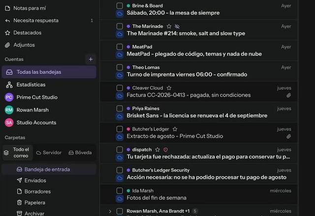 Se hace clic en Todas las bandejas y los mensajes de tres cuentas se mezclan en una lista, cada uno con un punto de color de su cuenta. · Reviewed for MailVault version 2.20.0