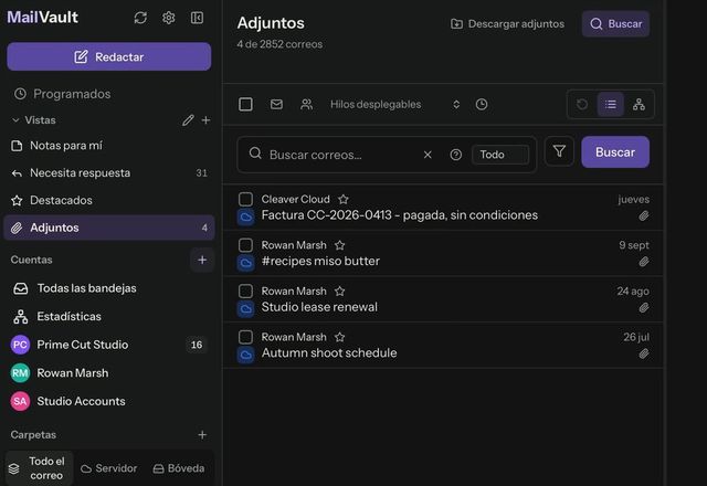 En la barra lateral se abre la vista guardada Adjuntos, que lista 316 correos, Necesita respuesta lista 41 y después se vuelve a abrir Adjuntos. · Reviewed for MailVault version 2.20.0