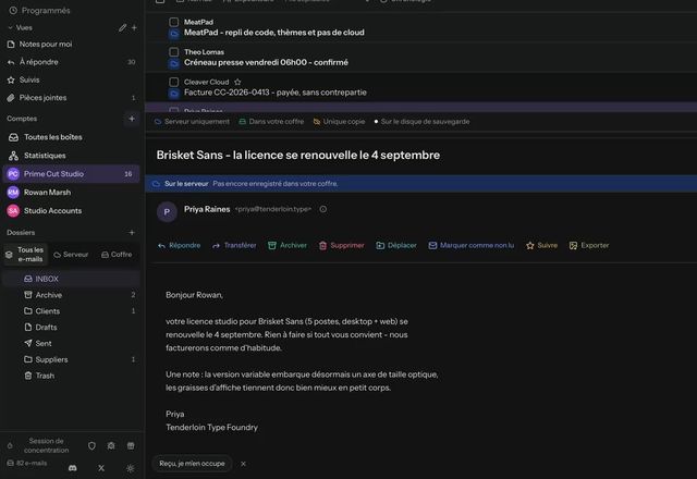 La fenêtre affiche trois colonnes. Dans Paramètres, « Volet de lecture » est réglé sur « Sous la liste », et le message ouvert passe sous la liste des messages. · Reviewed for MailVault version 2.20.0