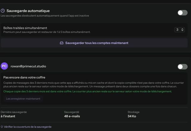 On appuie sur « Sauvegarder tous les comptes maintenant » et une barre de progression avance. La carte de sauvegarde passe de « 5 copies ne sont pas encore dans votre coffre » à « Chaque copie est dans votre coffre », dernière sauvegarde à l’instant, 48 e-mails. · Reviewed for MailVault version 2.20.0
