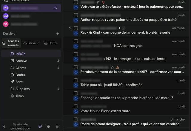 Le bouton en forme de bouclier de la barre latérale est pressé et les noms d’expéditeurs et de comptes se floutent dans la liste des messages. · Reviewed for MailVault version 2.20.0