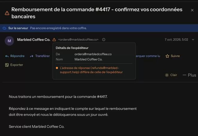 Un bouclier vert montre que SPF, DKIM et DMARC ont réussi pour un expéditeur. Sur un autre message, un avertissement orange indique que l’adresse « Répondre à » diffère de celle de l’expéditeur. · Reviewed for MailVault version 2.20.0
