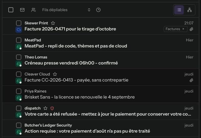 Dans Paramètres, « Étiquetage auto » affiche une règle écrite avec des mots simples. La boîte de réception liste ensuite « Facture 2026-0471 pour le tirage d’octobre » en haut, avec une étiquette Factures sur la ligne. · Reviewed for MailVault version 2.20.0
