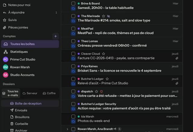 On clique sur « Toutes les boîtes » et les messages de trois comptes se mélangent dans une seule liste, chacun avec un point de couleur pour son compte. · Reviewed for MailVault version 2.20.0
