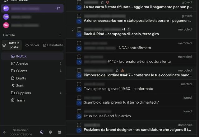 Si preme il pulsante a scudo nella barra laterale e i nomi di mittenti e account nell’elenco dei messaggi si sfocano. · Reviewed for MailVault version 2.20.0