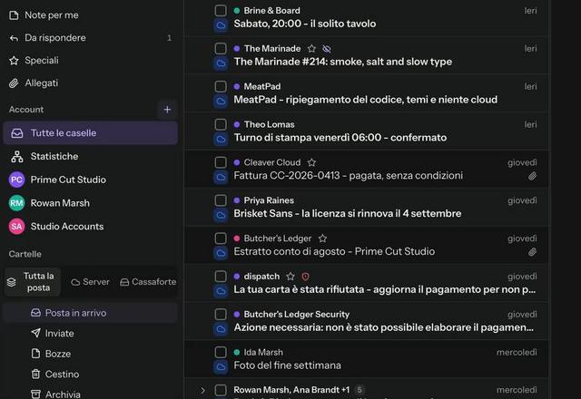 Si clicca Tutte le caselle e i messaggi di tre account si mescolano in un unico elenco, ciascuno con un puntino colorato per il suo account. · Reviewed for MailVault version 2.20.0