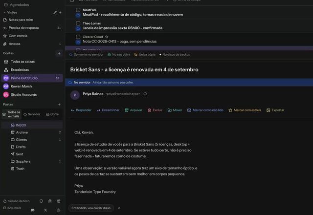 A janela mostra três colunas. Em Configurações, Painel de leitura é definido como Abaixo da lista, e a mensagem aberta passa para baixo da lista de mensagens. · Reviewed for MailVault version 2.20.0