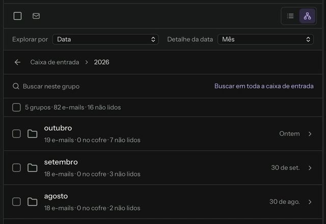 A lista de mensagens muda para Explorer. Os e-mails são agrupados por ano, e um ano se abre nos seus meses. · Reviewed for MailVault version 2.20.0