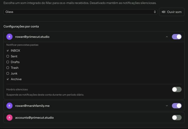 Nas configurações de notificação de cada conta, uma pasta é marcada para notificar, e as notificações de outra conta são desativadas. · Reviewed for MailVault version 2.20.0