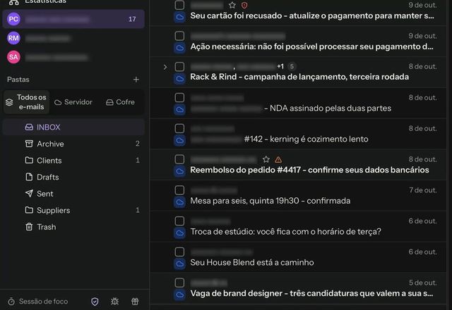 O botão de escudo na barra lateral é clicado e os nomes de remetentes e contas na lista de mensagens ficam desfocados. · Reviewed for MailVault version 2.20.0