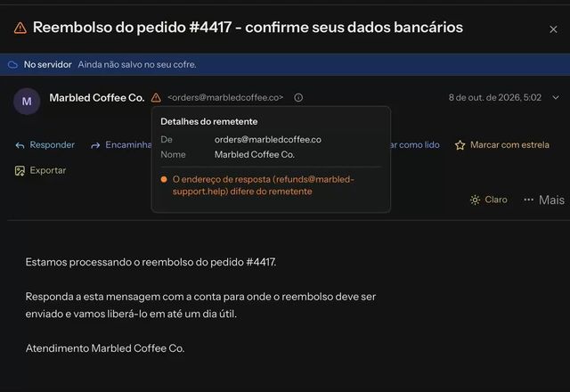 Um escudo verde mostra que SPF, DKIM e DMARC passaram para um remetente. Em outra mensagem, um aviso âmbar diz que o endereço de Responder a difere do remetente. · Reviewed for MailVault version 2.20.0