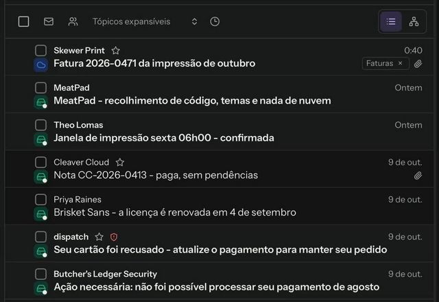 Em Configurações, Etiquetas automáticas mostra uma regra escrita em palavras simples. A Caixa de entrada então lista Fatura 2026-0471 da impressão de outubro no topo, com uma tag Faturas na linha. · Reviewed for MailVault version 2.20.0