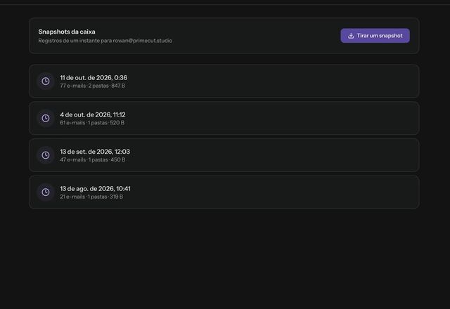 Os cartões de snapshots aparecem, Tirar um snapshot adiciona um novo cartão e um snapshot mais antigo é aberto para mostrar a lista da caixa de entrada dele. · Reviewed for MailVault version 2.20.0