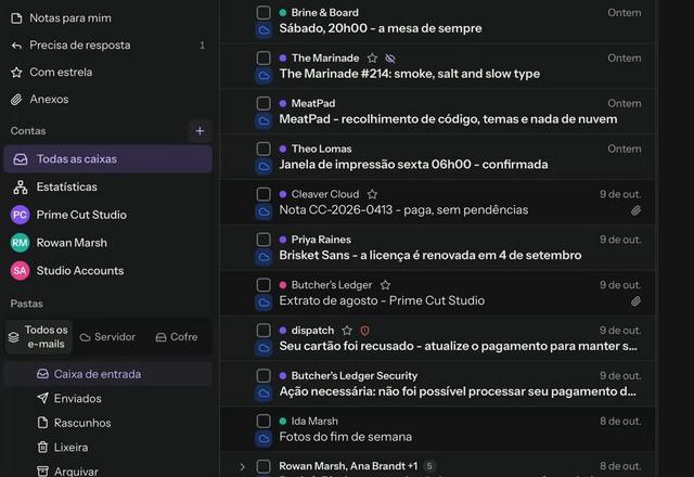 Todas as caixas é clicado e mensagens de três contas se misturam numa lista, cada uma com um ponto colorido da sua conta. · Reviewed for MailVault version 2.20.0