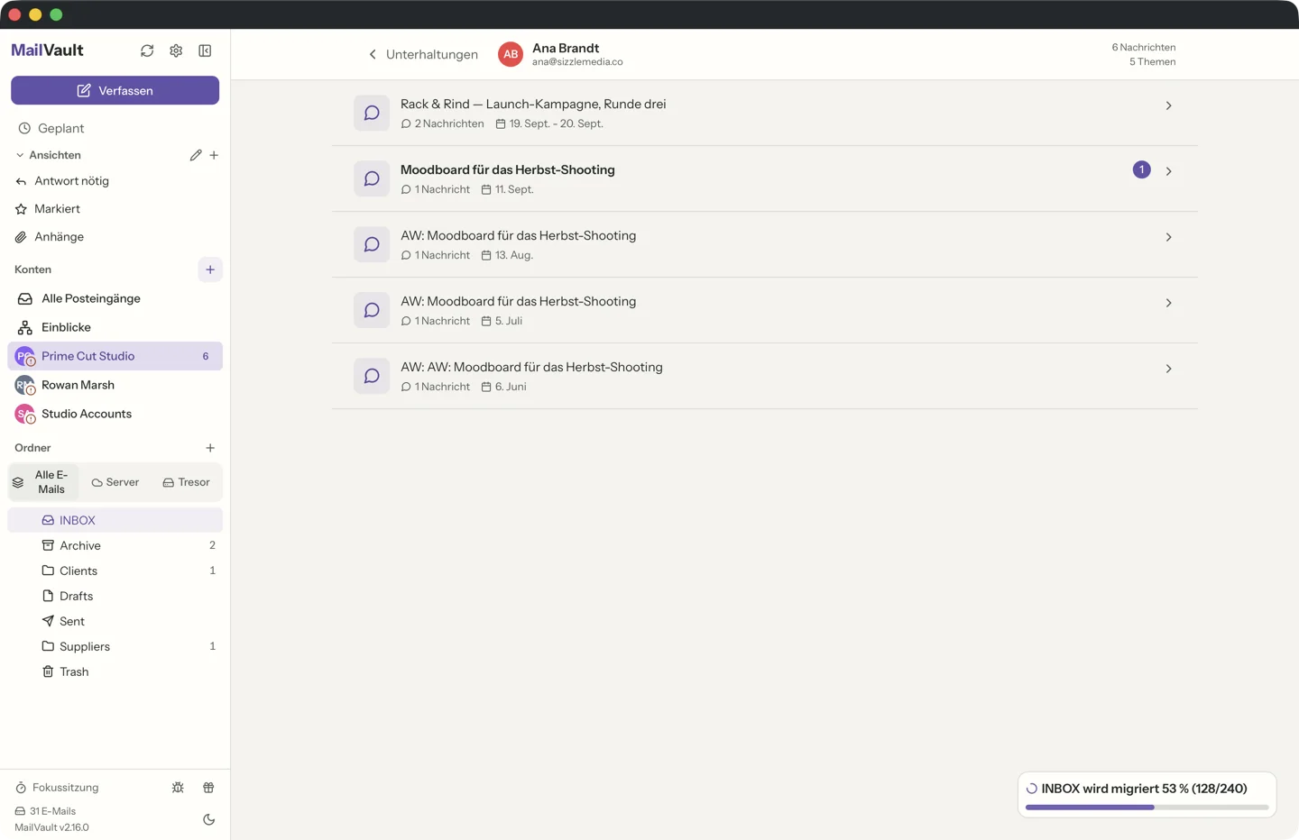 MailVault Sprechblasenansicht mit E-Mail-Unterhaltung im Messenger-Stil und Absender-Avataren · MailVault version 2.16.0