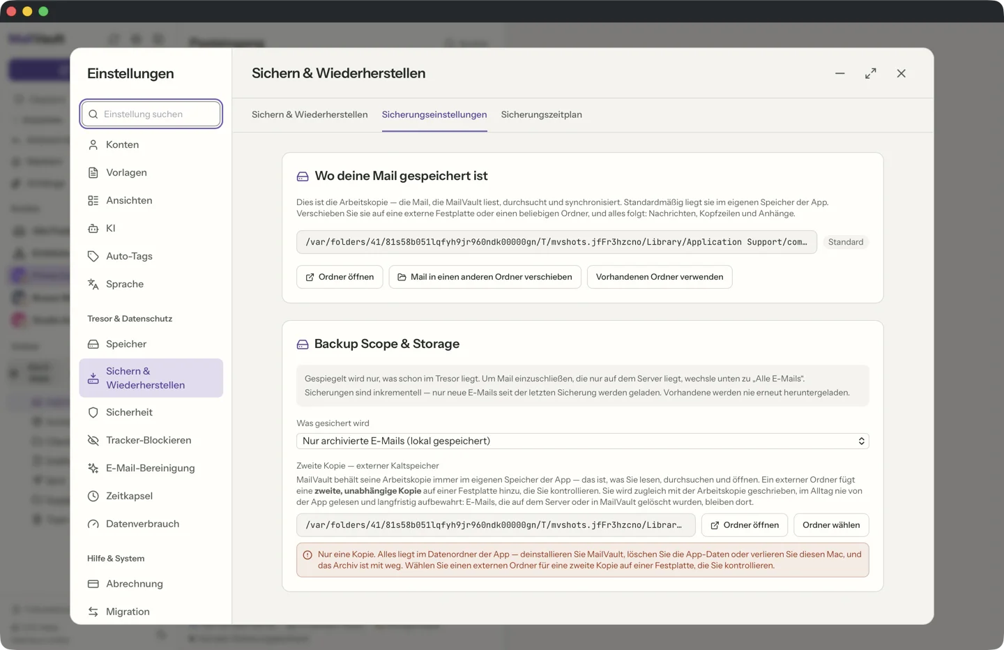 MailVault Einstellungen, Sichern und Wiederherstellen, Tab Sicherungseinstellungen. Er zeigt, wo die E-Mails gespeichert sind, mit den Buttons Ordner öffnen und Mail verschieben, das Menü Was gesichert wird mit der Auswahl Nur archivierte E-Mails und die Ordnerauswahl für die zweite Kopie als externen Kaltspeicher.