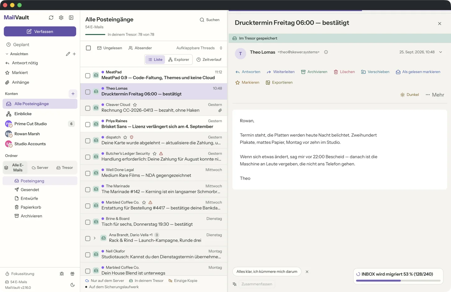 MailVault gemeinsamer Posteingang führt drei Konten in einer Liste zusammen, mit Avatarfarben je Konto · MailVault version 2.16.0