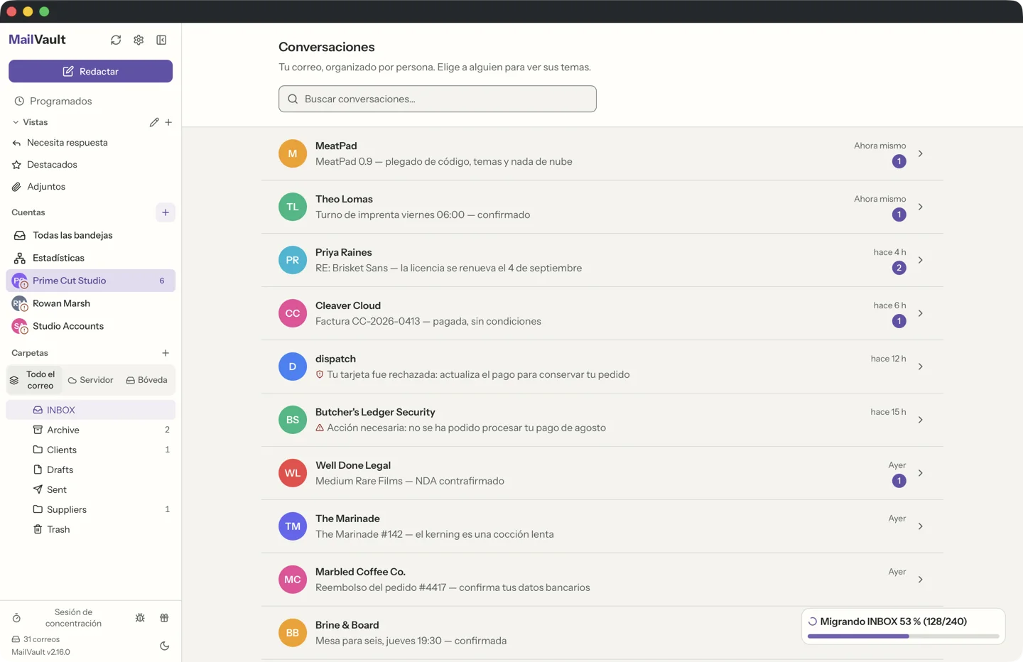 Vista de chat de MailVault con la lista de temas, vistas previas de la conversación y recuentos de no leídos · MailVault version 2.16.0
