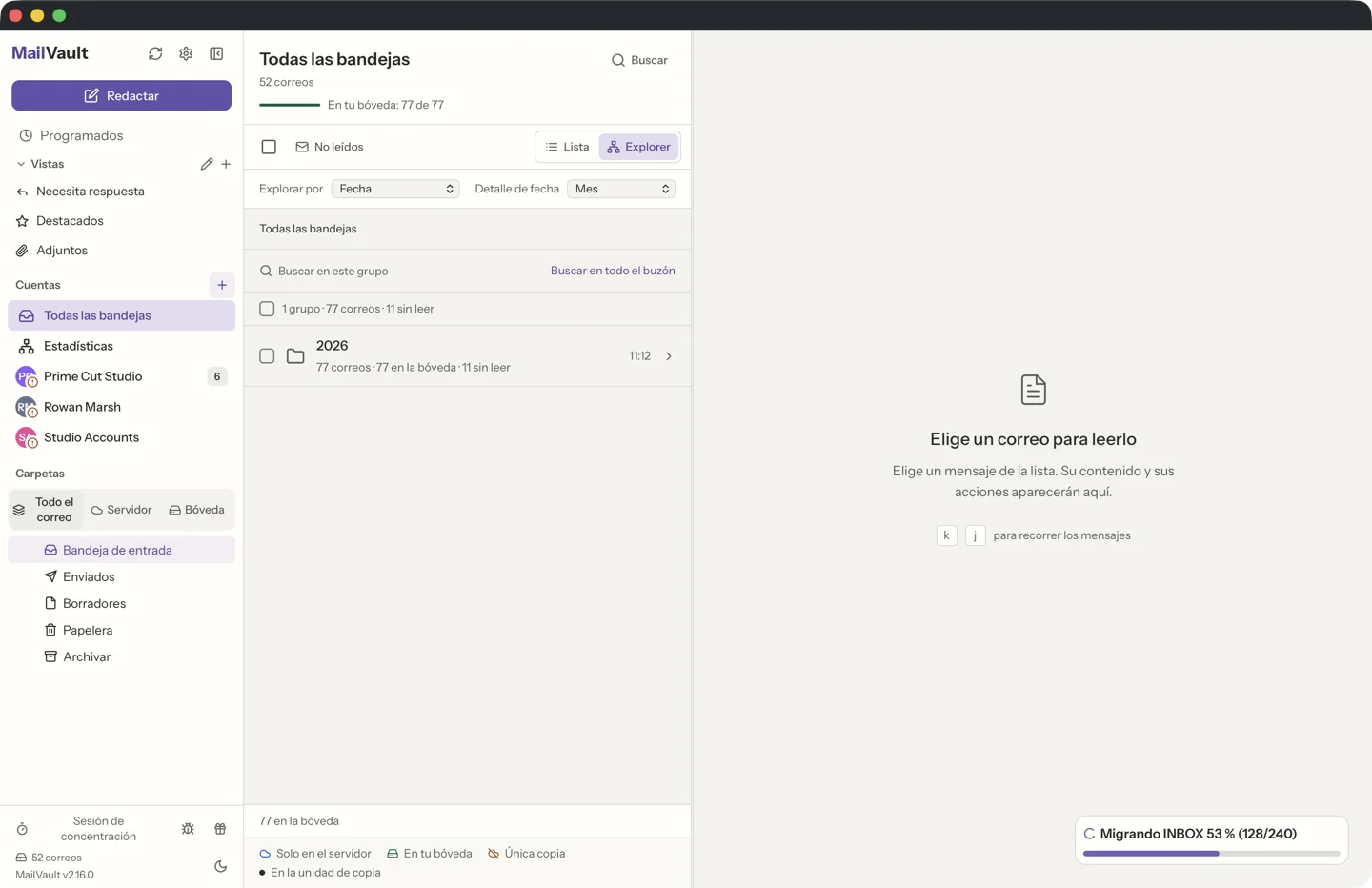MailVault version 2.16.0 es Explorer de MailVault agrupando un buzón por fecha, con un grupo de mes que muestra los recuentos de mensajes, de bóveda y de mensajes sin leer · MailVault version 2.16.0 es