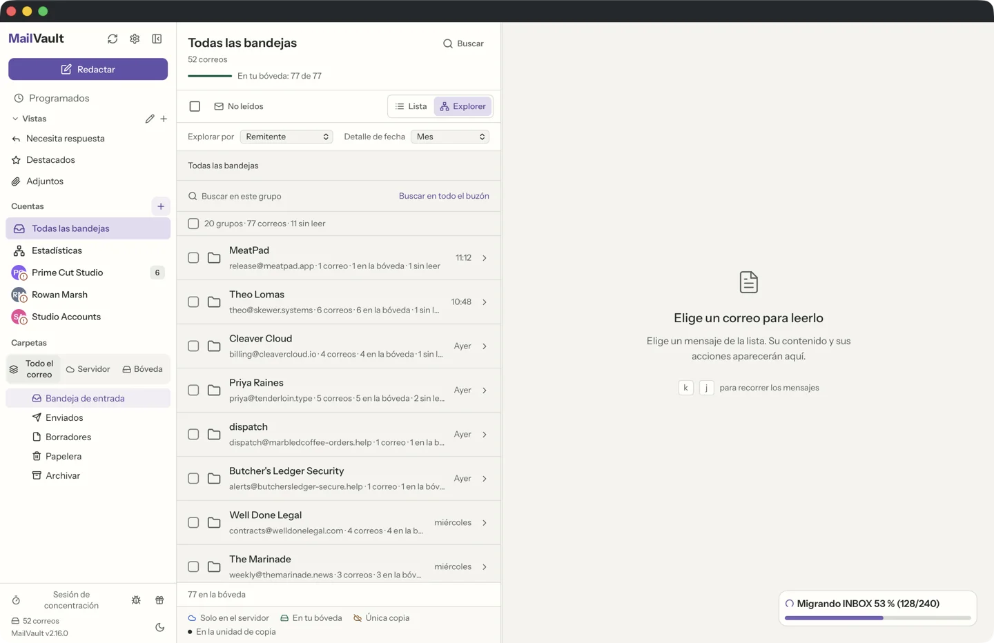 Explorer de MailVault agrupando un buzón por remitente, con cada grupo mostrando los recuentos de mensajes, de bóveda y de mensajes sin leer · MailVault version 2.16.0