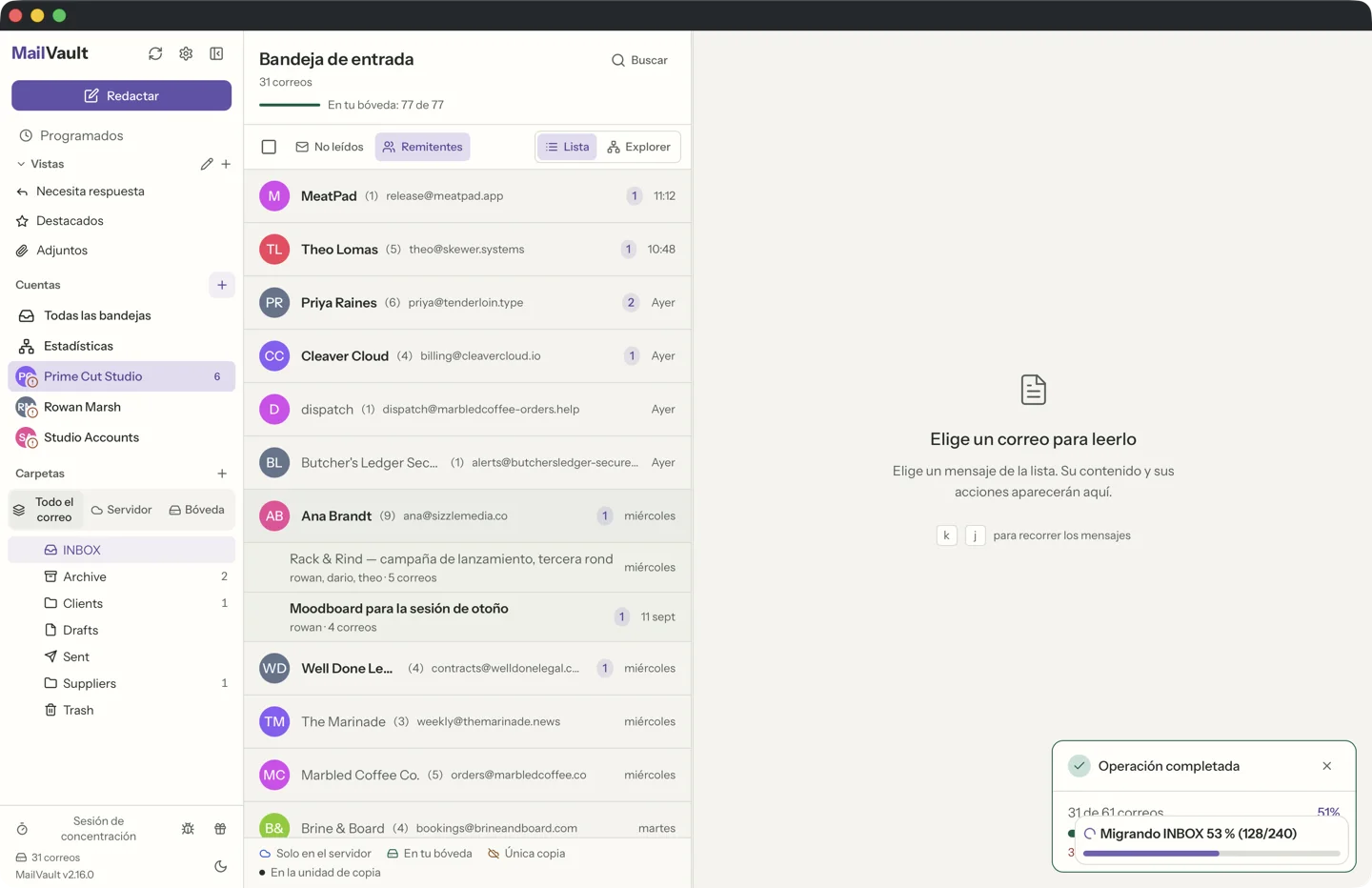 Vista de MailVault agrupada por remitente con un tema desplegado y las respuestas enviadas intercaladas · MailVault version 2.16.0