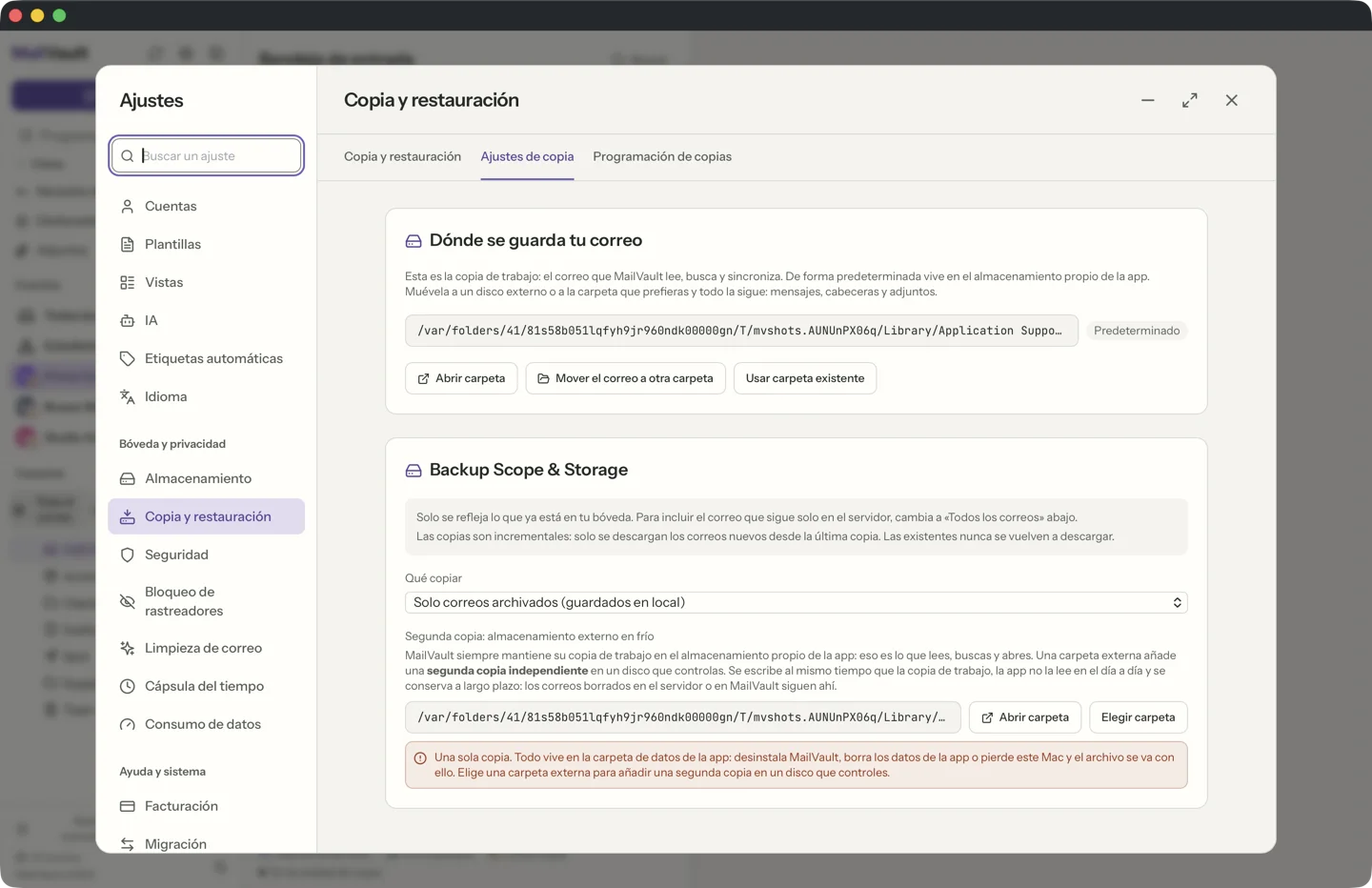 Ajustes de MailVault, Copia y restauración, pestaña Ajustes de copia. Muestra dónde se guarda el correo con los botones Abrir carpeta y Mover el correo, el menú Qué copiar en Solo los correos archivados y el selector de carpeta de la segunda copia, almacenamiento externo en frío.