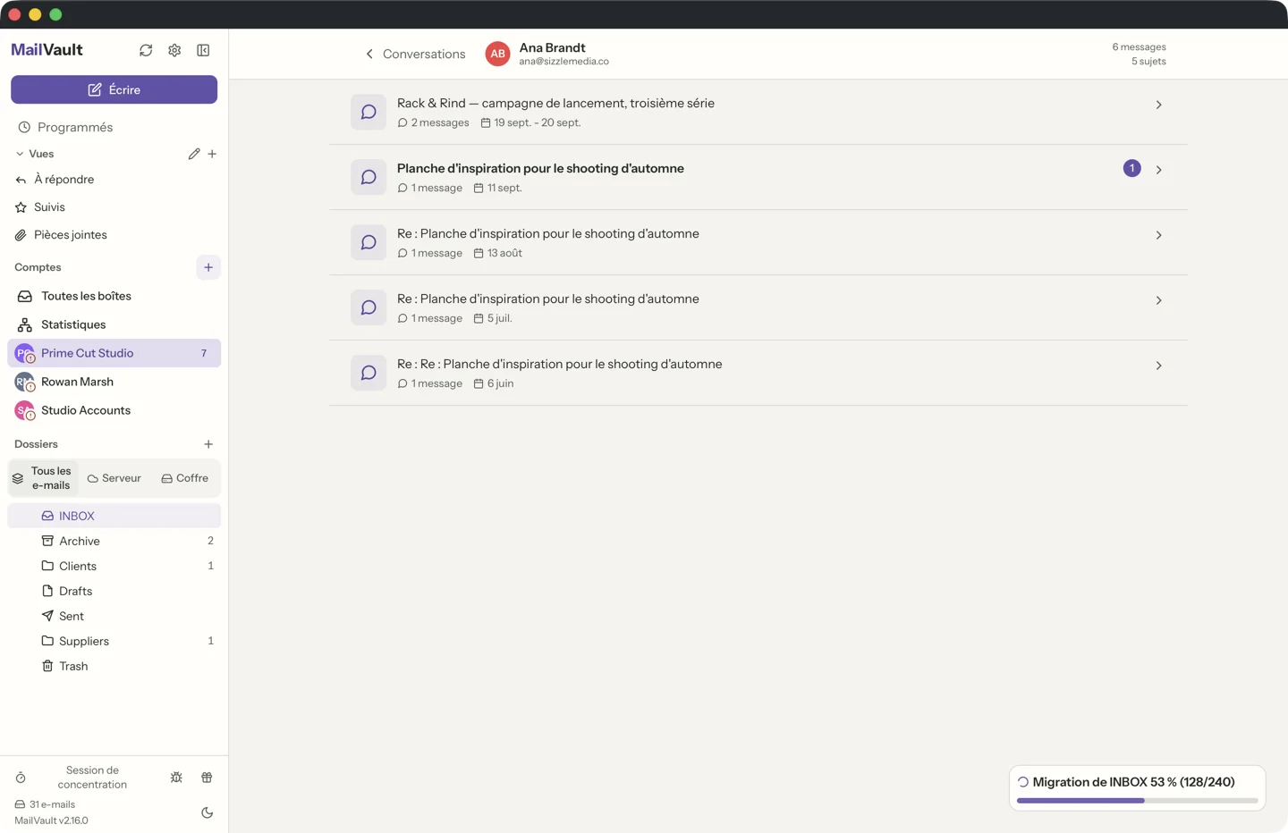 Vue en bulles de MailVault, avec une conversation e-mail façon messagerie et les avatars des expéditeurs · MailVault version 2.16.0