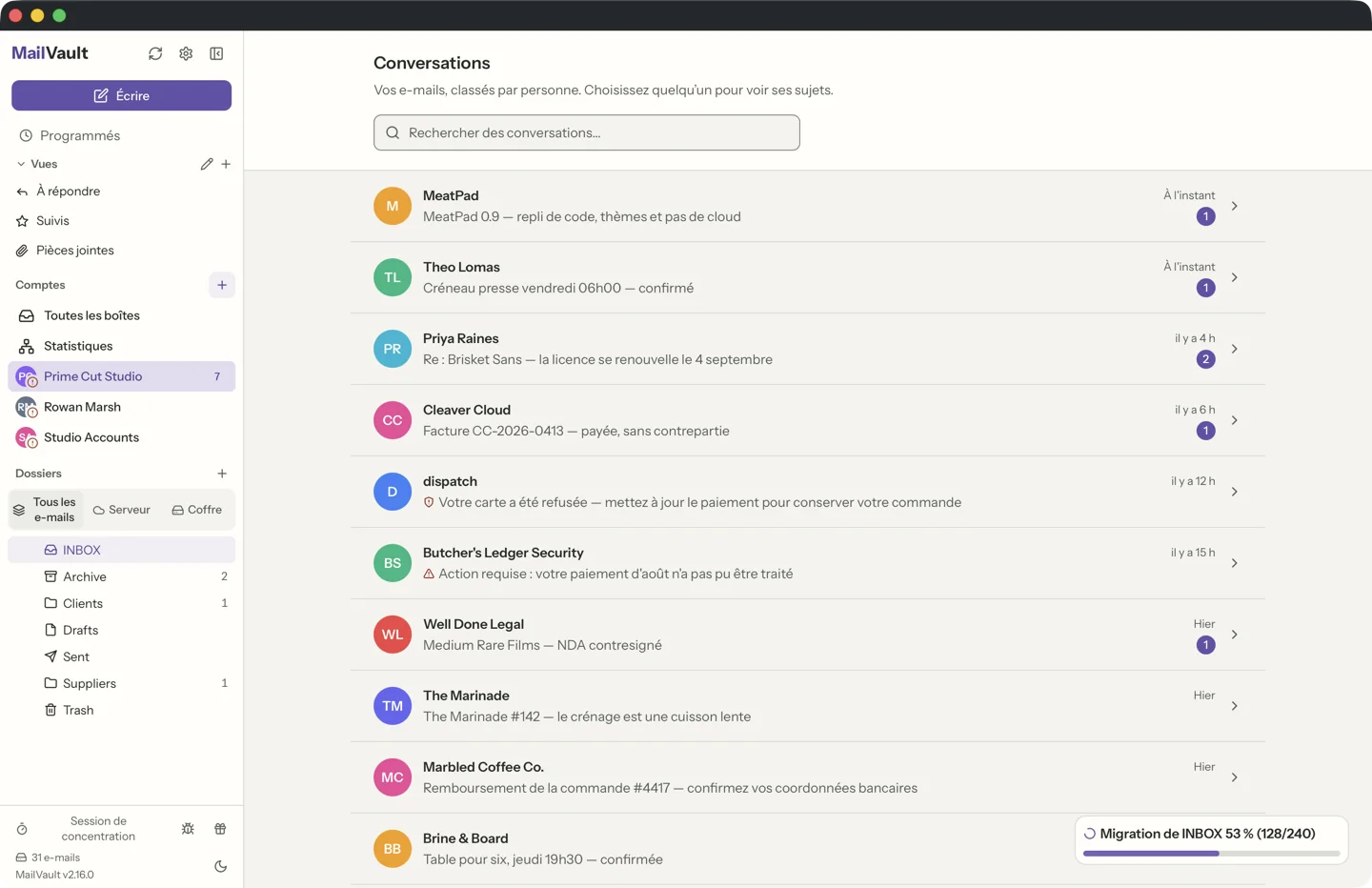Vue discussion de MailVault, avec la liste des sujets, les aperçus de conversation et les compteurs de non-lus · MailVault version 2.16.0