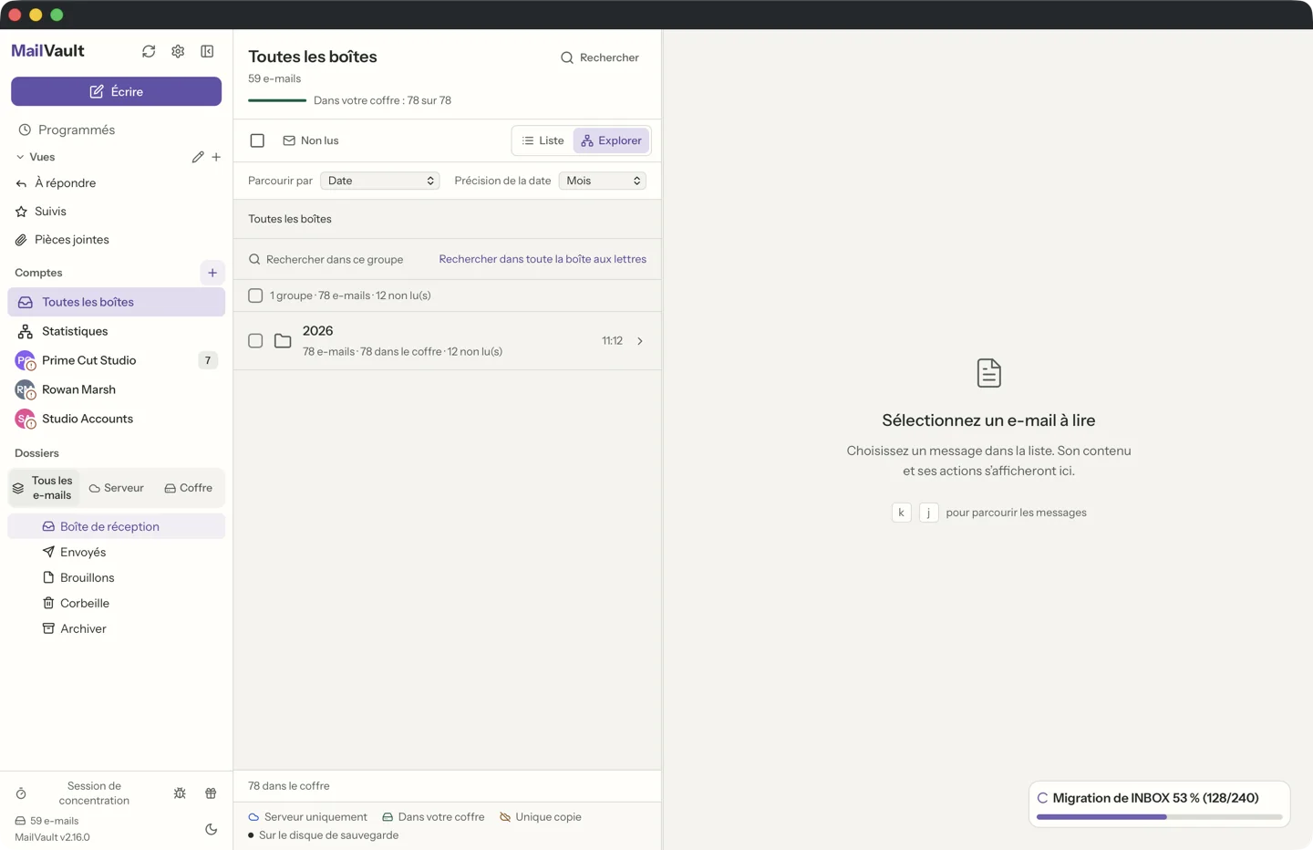 MailVault version 2.16.0 fr Explorer de MailVault groupant une boîte aux lettres par date, avec un groupe de mois indiquant le nombre de messages, le nombre dans le coffre et le nombre de non lus · MailVault version 2.16.0 fr
