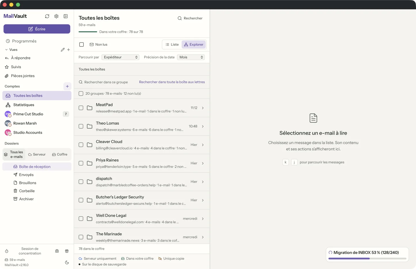 Explorer de MailVault groupant une boîte aux lettres par expéditeur, chaque groupe indiquant le nombre de messages, le nombre dans le coffre et le nombre de non lus · MailVault version 2.16.0