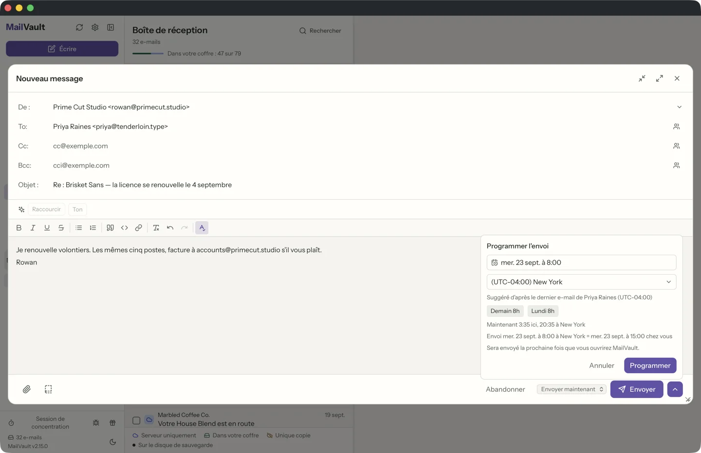 Nouveau message dans MailVault avec le panneau Programmer l’envoi ouvert : une réponse prévue à 8 h 00 à New York, le fuseau suggéré d’après le dernier e-mail du destinataire