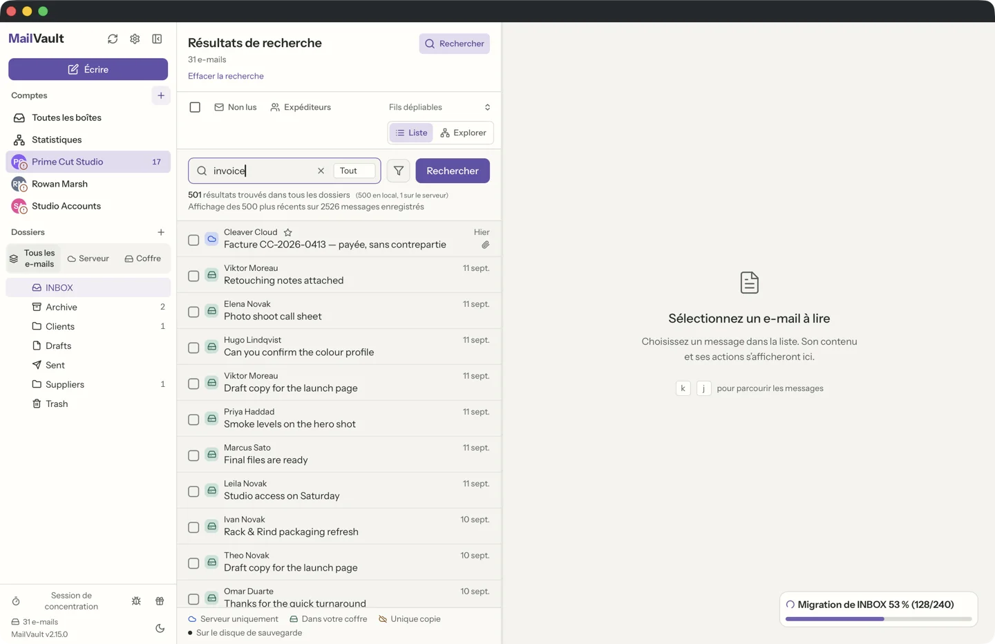 Résultats de recherche MailVault pour le mot invoice dans un coffre de 50 000 messages. Sous le champ de recherche, l’en-tête indique que la liste affiche les 500 plus récents sur environ 2 500 résultats enregistrés dans tous les dossiers, au-dessus d’une liste de lignes de messages.