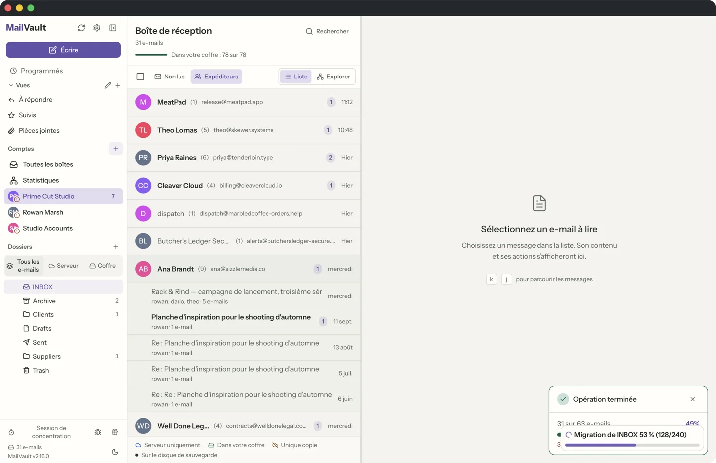 Vue groupée par expéditeur de MailVault, avec un sujet déplié montrant les réponses envoyées intercalées · MailVault version 2.16.0