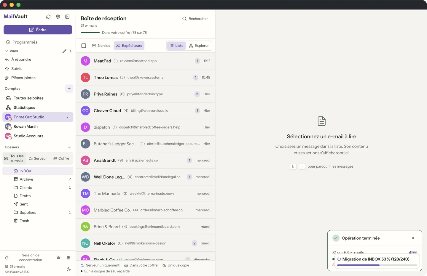 Vue de MailVault groupée par expéditeur, avec les e-mails organisés par contact · MailVault version 2.16.0