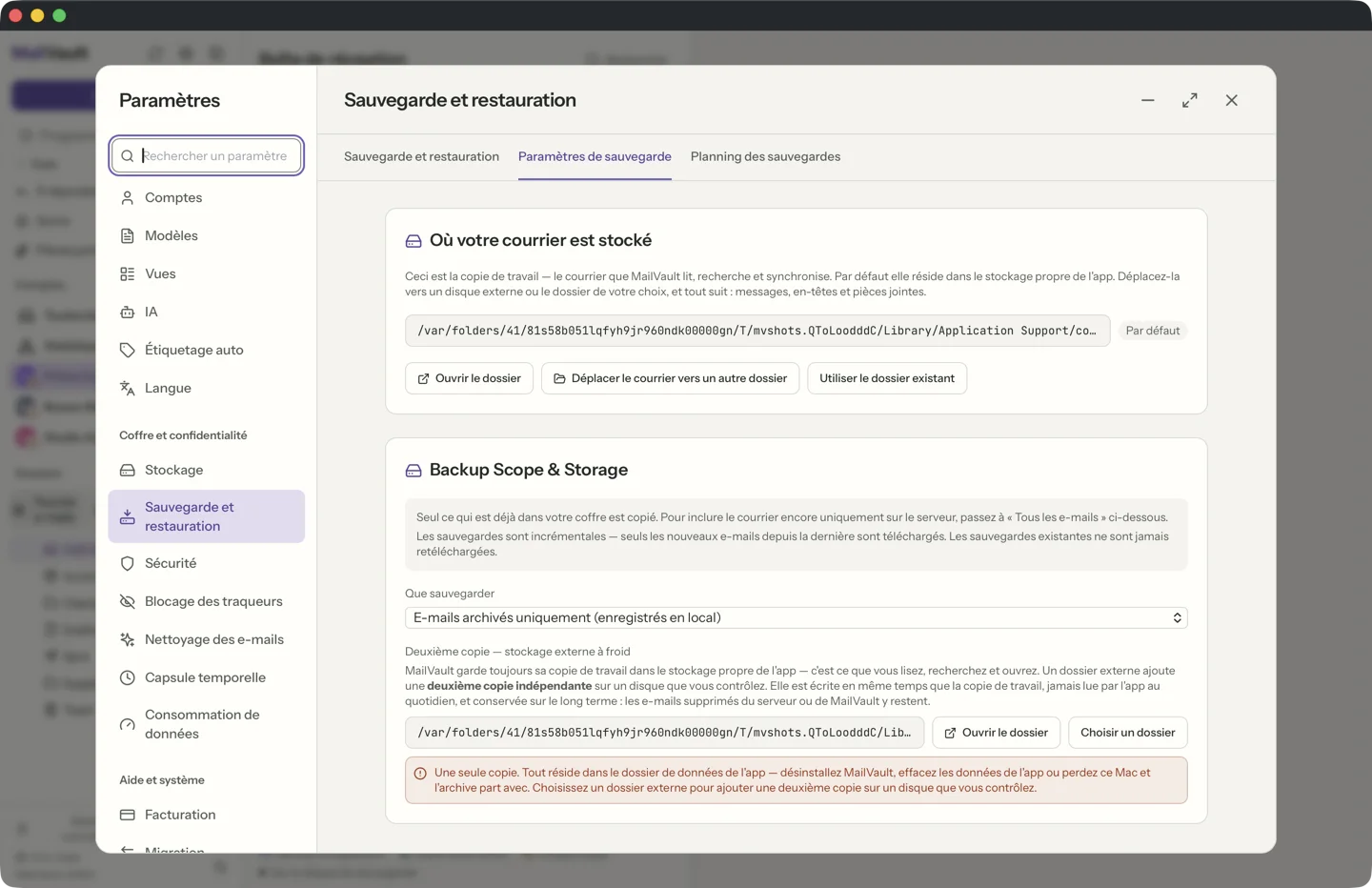 Paramètres de MailVault, Sauvegarde et restauration, onglet Paramètres de sauvegarde. On y voit Où votre courrier est stocké avec les boutons Ouvrir le dossier et Déplacer le courrier vers un autre dossier, un menu Que sauvegarder réglé sur E-mails archivés uniquement, et une section Deuxième copie avec un avertissement indiquant qu'il n'existe qu'une seule copie.
