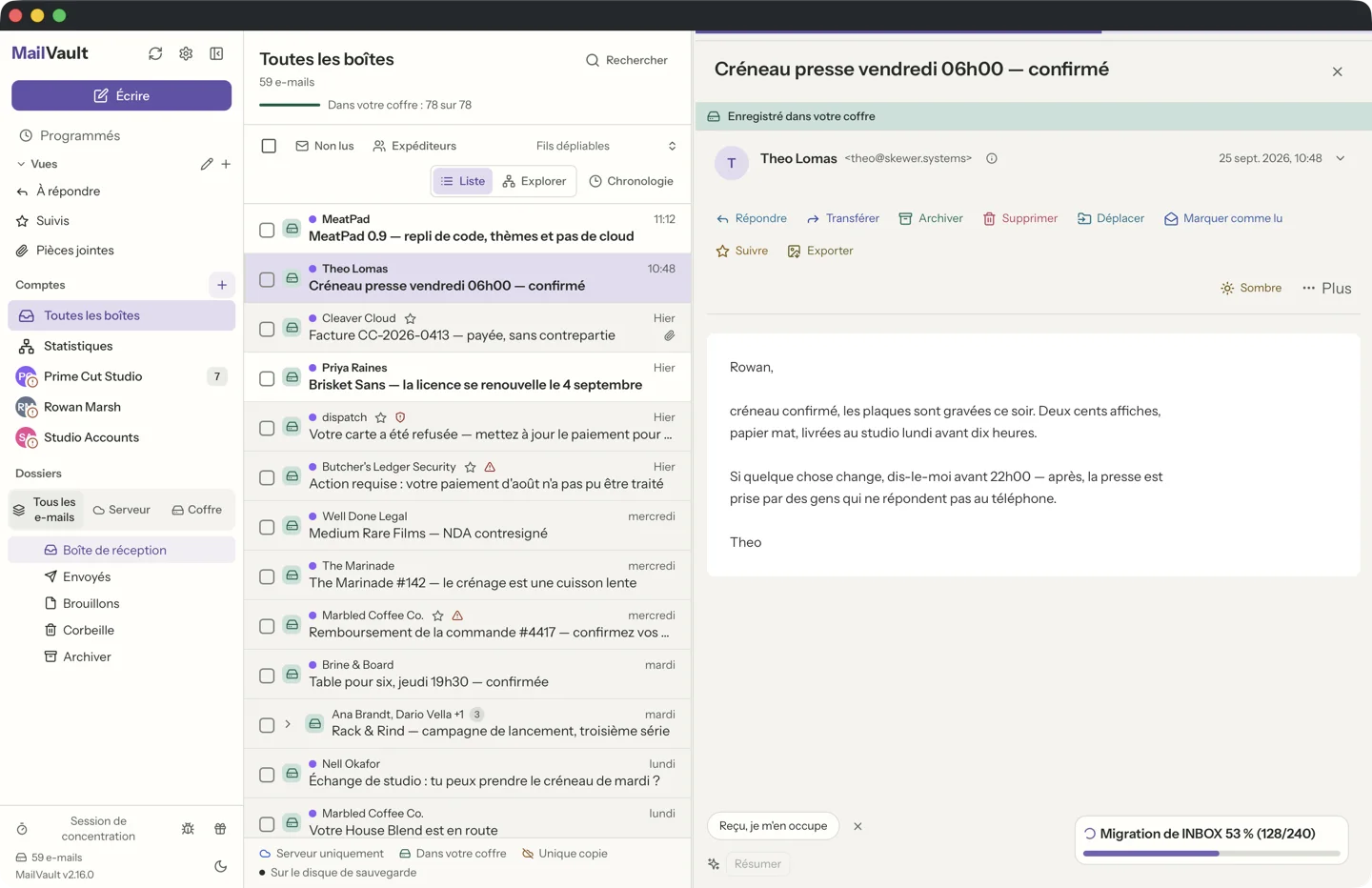 Boîte de réception unifiée de MailVault fusionnant trois comptes en une seule liste, avec une couleur d'avatar par compte · MailVault version 2.16.0