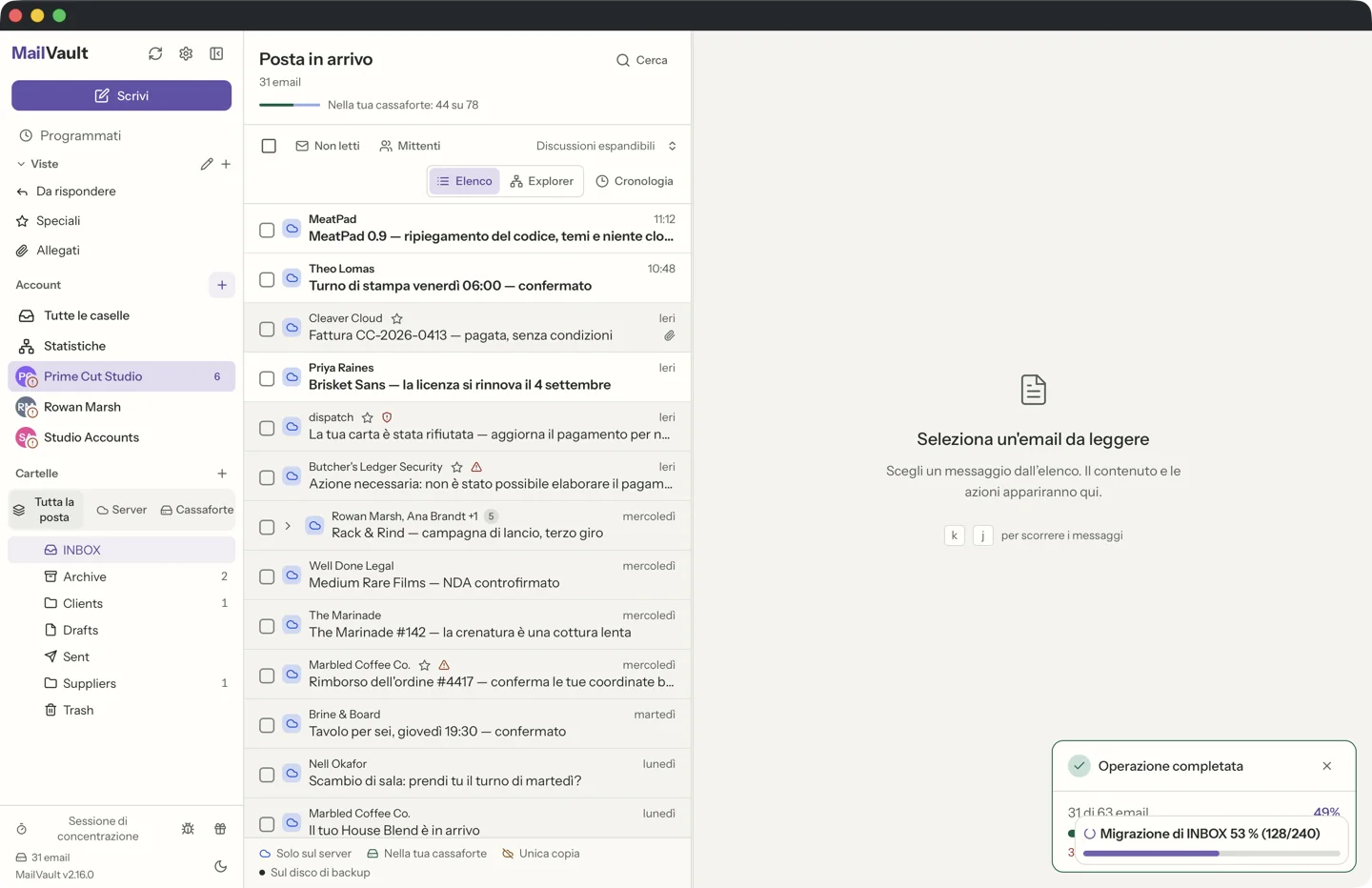La posta in arrivo di MailVault dopo un'operazione di archiviazione. Una scheda nell'angolo in basso a destra dice Operazione completata. L'intestazione mostra quante delle email della cartella sono Nella tua cassaforte, e la legenda sotto l'elenco spiega Solo sul server, Nella tua cassaforte, Unica copia e Sul disco di backup.
