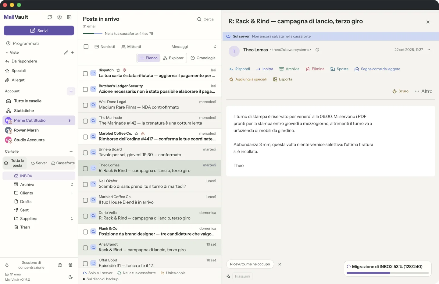 Elenco dei messaggi di MailVault che segna il messaggio aperto in grigio pieno e il resto della sua conversazione in un grigio più chiaro · MailVault version 2.16.0